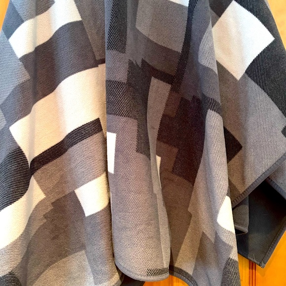 Women’s poncho style open wrap, cape - Picture 3 of 5